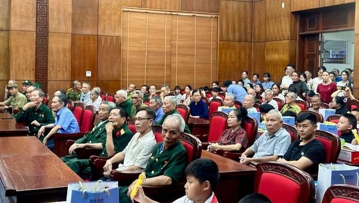 Các thương binh, bệnh binh, đại diện các gia đình chính sách cùng các cháu học sinh Điện Biên được nhận quà tặng của đồng chí Phó Chủ tịch Quốc hội.