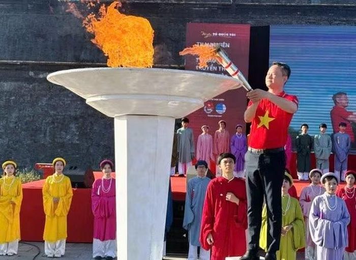 70 thanh niên tiêu biểu đại diện cho tuổi trẻ Việt Nam từ mọi miền Tổ quốc trong tà áo dài truyền thống đã rước ngọn lửa thiêng tiến vào sân khấu, tượng trưng cho niềm tin, khát vọng cống hiến, tinh thần đoàn kết và sức trẻ Việt Nam.