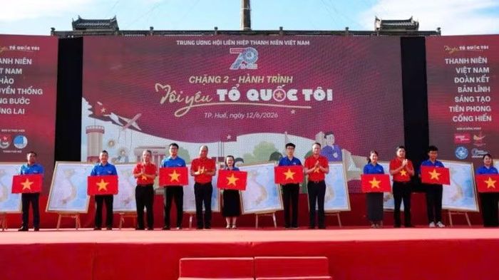 Ban tổ chức chương trình trao tặng 12 bản đồ Việt Nam và cờ Tổ quốc tới các xã biên giới đất liền và hải đảo trên địa bàn thành phố Huế.