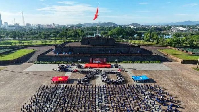 Điểm nhấn của chương trình là màn đồng diễn Semaphore kết hợp xếp hình nghệ thuật quy mô lớn của hơn 2.000 hội viên, thanh niên trên nền ca khúc “Tôi yêu Tổ quốc tôi”, tạo nên hình ảnh ấn tượng tại Quảng trường Ngọ Môn-Huế.