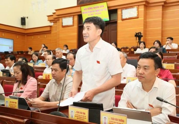 Đại biểu Hội đồng nhân dân tỉnh Hưng Yên thảo luận tại kỳ họp Hội đồng nhân dân tỉnh.