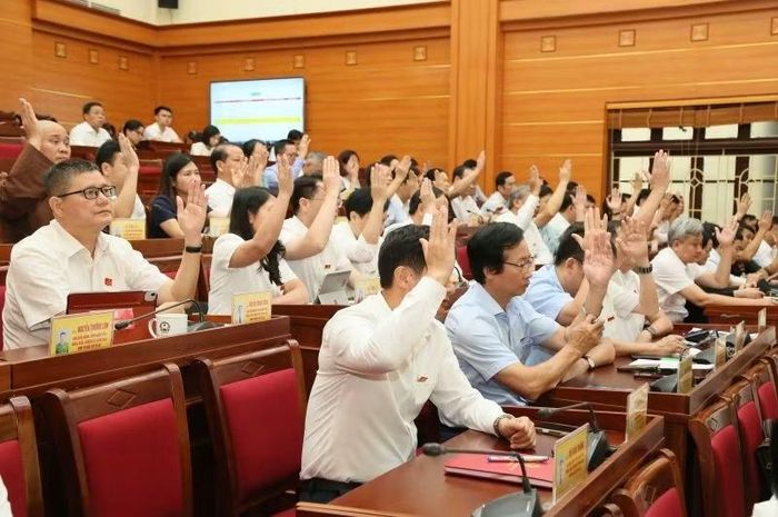 Các đại biểu Hội đồng nhân dân tỉnh Hưng Yên biểu quyết thông qua nhiều nghị quyết phát triển kinh tế-xã hội.