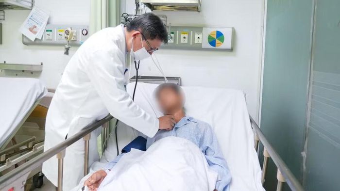 Bác sĩ thăm khám bệnh nhân bị nhồi máu cơ tim. (Ảnh: Bệnh viện cung cấp)