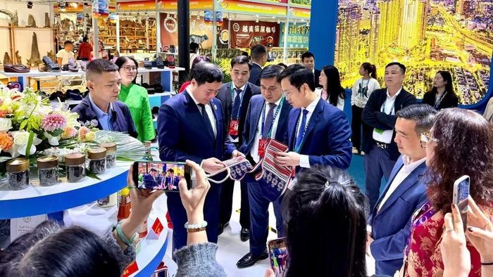 Tham dự Hội chợ, đoàn đại biểu của Bộ Công thương do Thứ trưởng Nguyễn Sinh Nhật Tân làm Trưởng đoàn đã tham dự Lễ Khai mạc Hội chợ và các sự kiện liên quan.