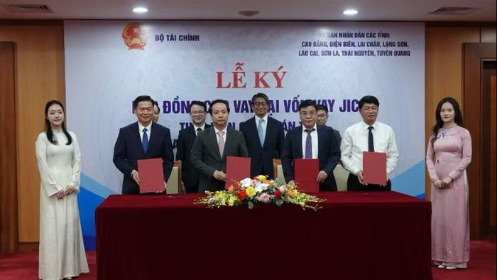 Lãnh đạo các tỉnh ký giao ước thi đua thực hiện dự án, cam kết giải ngân 100% vốn nước ngoài theo kế hoạch.