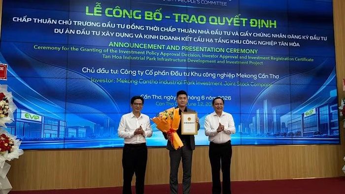 Lãnh đạo Cần Thơ trao chủ trương đầu tư khu công nghiệp cho nhà đầu tư.