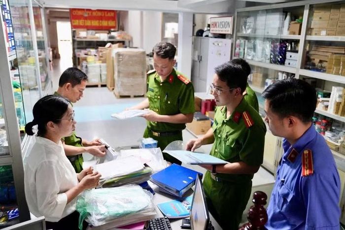 Công an tỉnh Phú Thọ khám xét nơi ở, nơi làm việc của đối tượng phạm tội xâm phạm quyền tác giả tại tỉnh Phú Thọ và một số địa phương khác.
