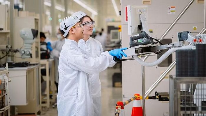 Người lao động làm việc trong Nhà máy của Intel Việt Nam tại Khu Công nghệ cao Thành phố Hồ Chí Minh.