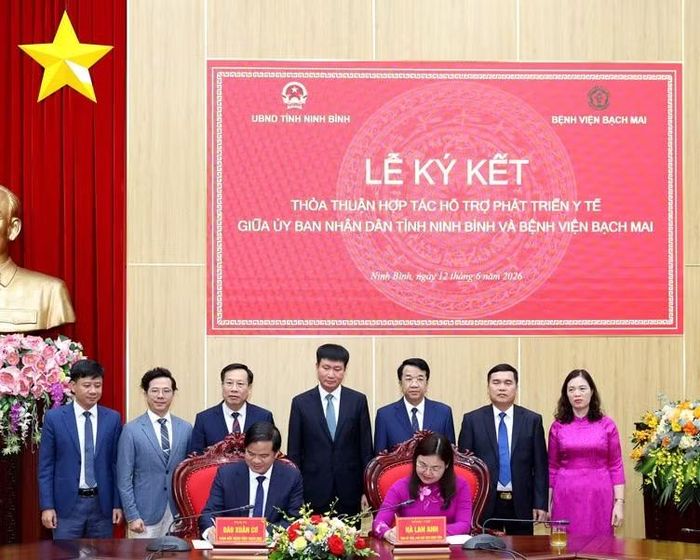 Các đại biểu chứng kiến lễ ký kết thỏa thuận hợp tác phát triển y tế giữa Ủy ban nhân dân tỉnh Ninh Bình và Bệnh viện Bạch Mai.