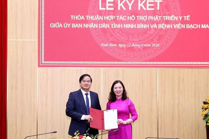 Giám đốc Sở Y tế tỉnh Ninh Bình tiếp nhận học bổng của Bệnh viện Bạch Mai trao cho ngành y tế tỉnh.