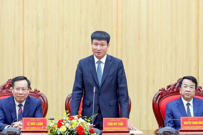 Đồng chí Trần Huy Tuấn, Ủy viên Trung ương Đảng, Bí thư Tỉnh ủy Ninh Bình phát biểu tại lễ ký kết.
