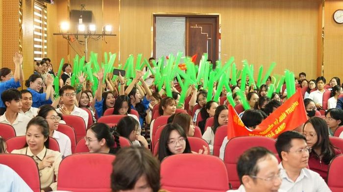 Cuộc thi diễn ra trong không khí sôi nổi, hào hứng nhờ sự cổ vũ nhiệt tình và đầy năng lượng của đông đảo cổ động viên.