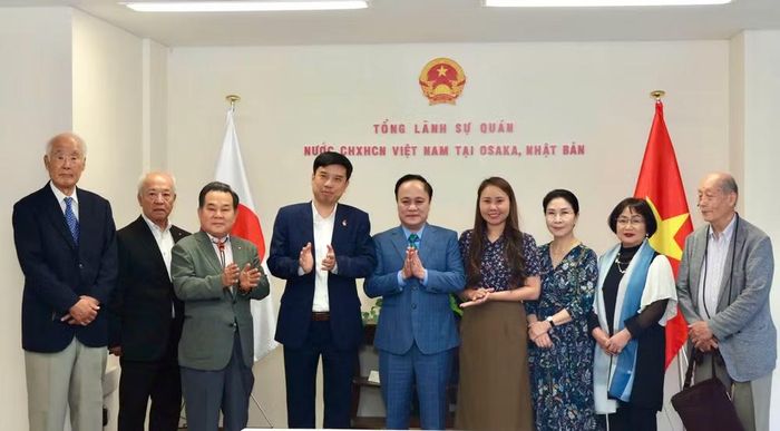 Các đại biểu tại buổi làm việc chụp ảnh lưu niệm.