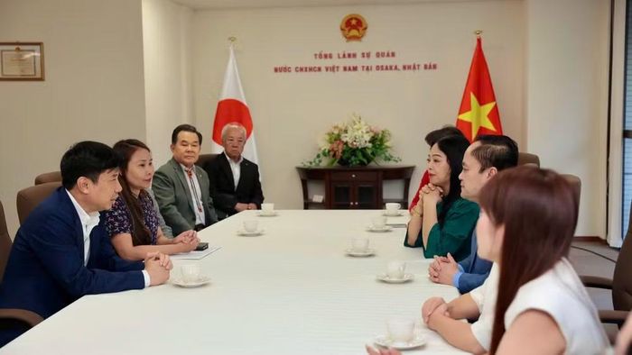Tổng Lãnh sự Việt Nam tại Osaka Nguyễn Trường Sơn (người ngoài cùng bên trái) tiếp đoàn đại biểu Tổ chức phi lợi nhuận Xúc tiến hữu nghị quốc tế Nhật Bản.