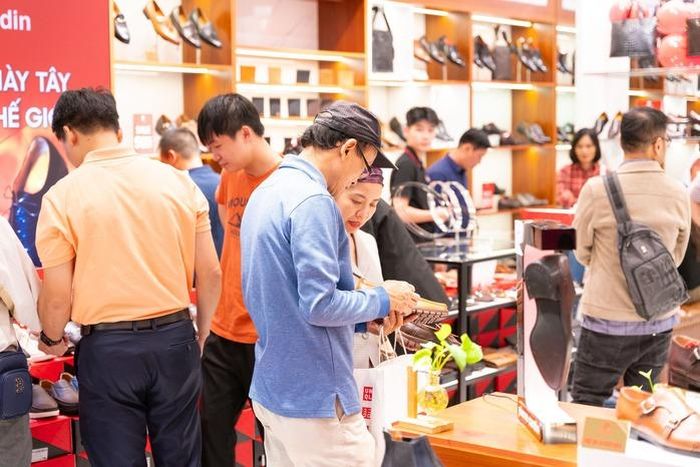 Người dân mua sắm ở tầng hầm Royal City, TP Hà Nội. Ảnh: THANH THẾ