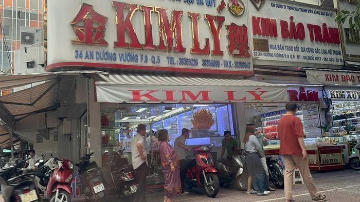 Khu vực kinh doanh sản phẩm trang sức, kim cương, đá quý xung quanh chợ An Đông, TP HCM. Ảnh: SƠN NHUNG