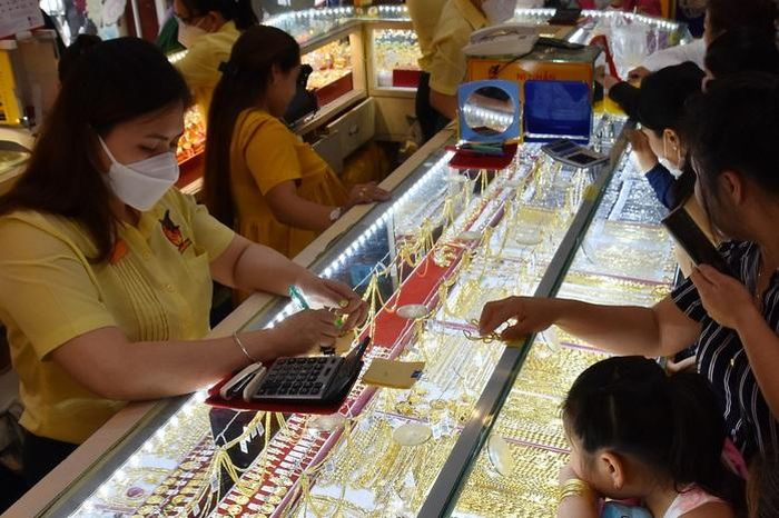 Giá vàng hôm nay lại nóng lên