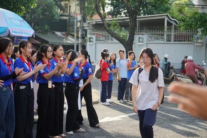 Thí sinh đến điểm thi Trường THCS Bình Thọ, TP HCM sáng nay, 12-6, để dự thi các môn tự chọn. Ảnh: Vân Nhi
