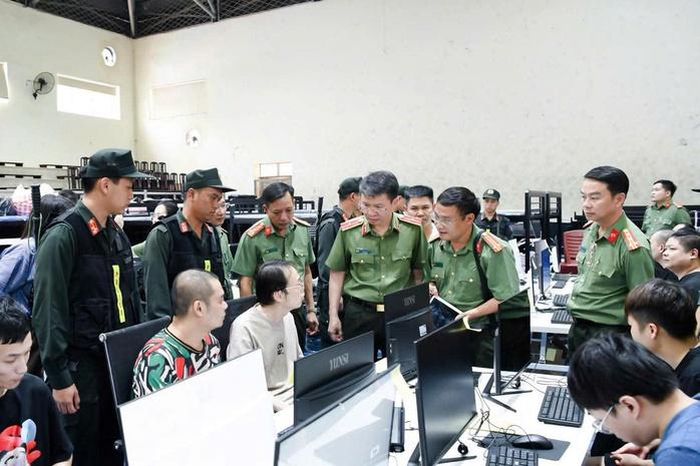 Cơ quan công an lấy lời khai của các đối tượng liên quan. Ảnh: Công an cung cấp 