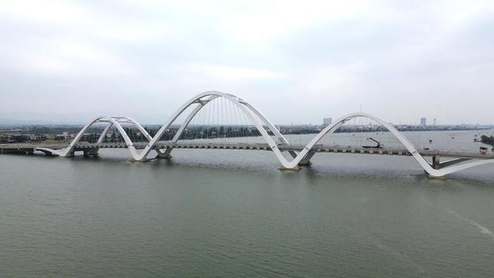 Dự án cầu Nhật Lệ 3 và đường hai đầu cầu đang được đẩy nhanh tiến độ nhằm thông tuyến trước ngày 2-9.