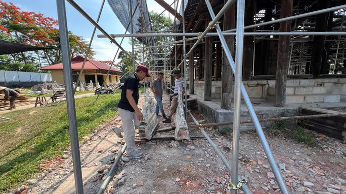Những họa tiết, hoa văn trên mái Di Luân đường được đưa xuống để phục hồi.