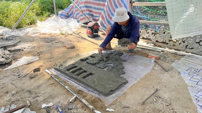 Dựa trên bản vẽ, người thợ đắp lại các cấu kiện như cũ.