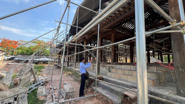 Hệ thống móng đá Thanh, cột kèo bằng gỗ ở Di Luân đường còn khá tốt.