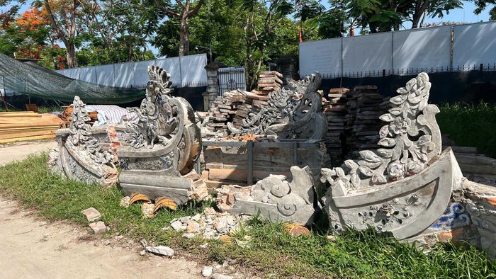 Những cấu kiện trên mái lợp Di Luân đường được đưa xuống để phục chế.