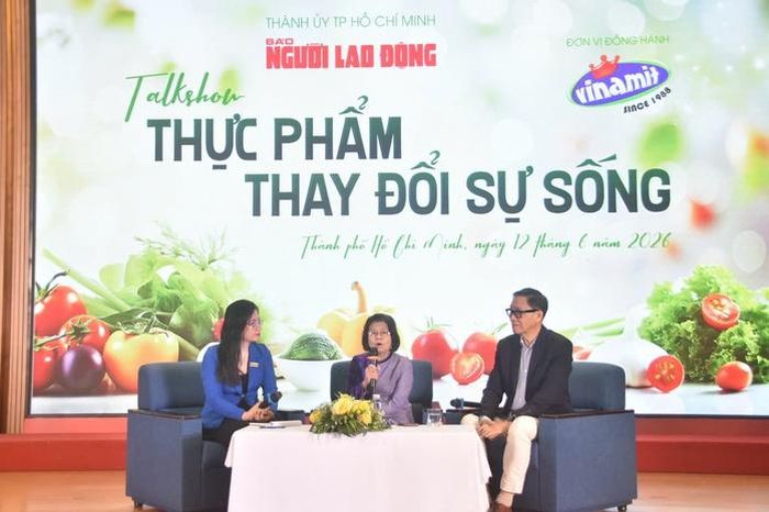 Hai diễn giả tại chương trình talkshow do Báo Người Lao Động tổ chức