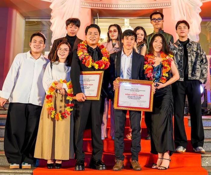 Đạo diễn Hoàng Huy Bụt (bên trái) chia sẻ niềm vui nhận giải cùng đạo diễn Phan Bảo Tuấn (phim ngắn 'Vị Tựa Như Không') và các bạn học lớp Đạo diễn tại đêm bế mạc LHP Ngắn TP.HCM lần II