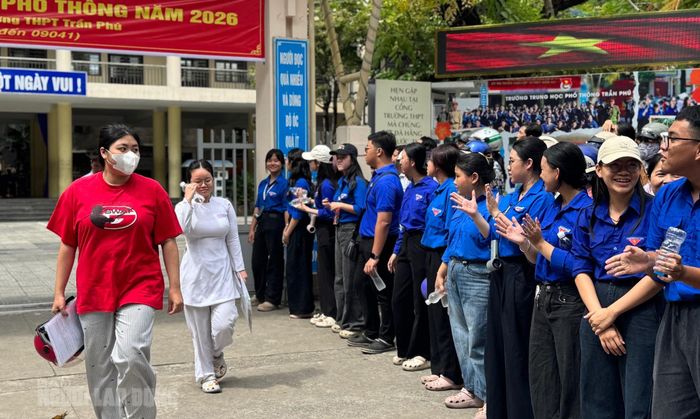 Tình nguyện viên tiếp sức tại điểm thi Trường THPT Trần Phú