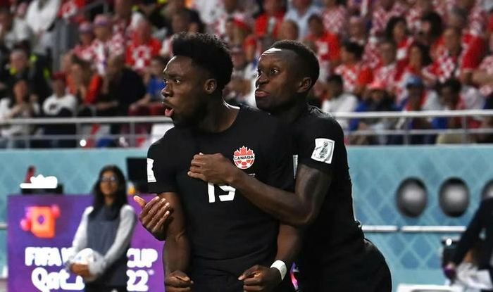 Canada đang học cách thích nghi khi không có thủ lĩnh Alphonso Davies (trái) (Ảnh: FIFA)