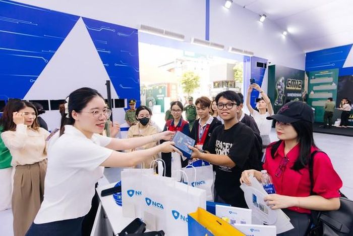 Niềm vui được nhận quà các bạn trẻ