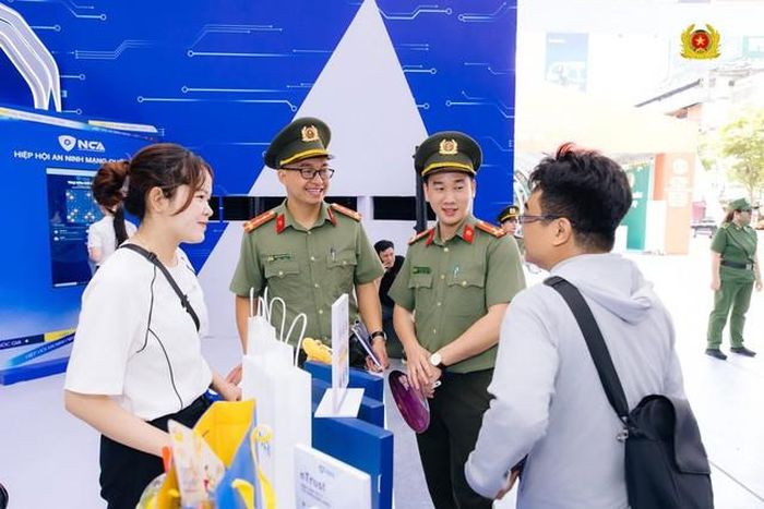 Các chiến sĩ luôn nở nụ cười khi tiếp người dân ghé thăm gian hàng