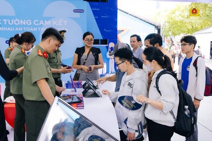 Các bạn trẻ trải nghiệm công nghệ hiện đại tại Chương trình