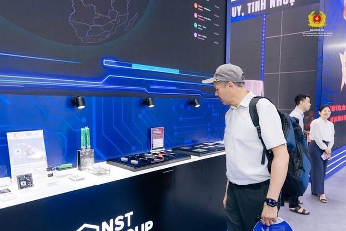 Một du khách nước ngoài tò mò với các công nghệ hiện đại của ngành an ninh Việt Nam