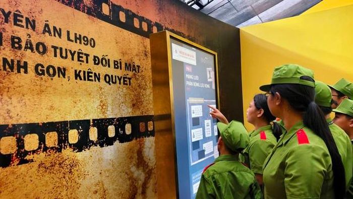 Các em hồ hởi khám phá những công nghệ nhận diện hiện đại