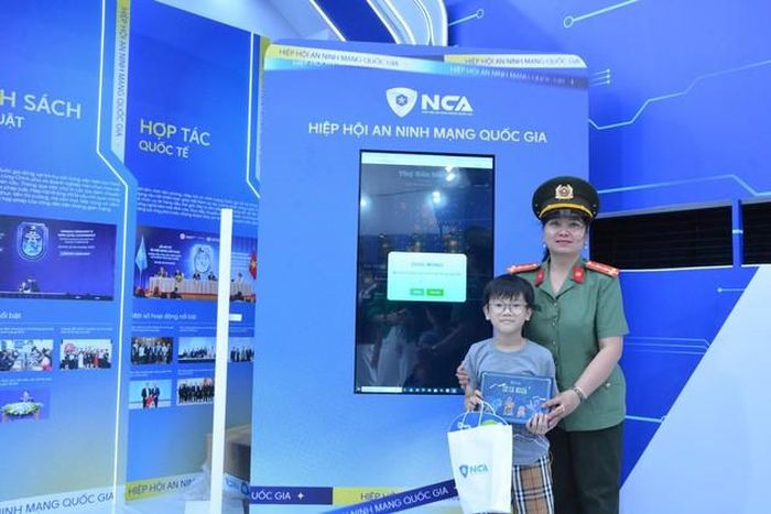Gian hàng của Hiệp hội an ninh mạng có nhiều trải nghiệm thú vị và người tham gia còn được nhận quà