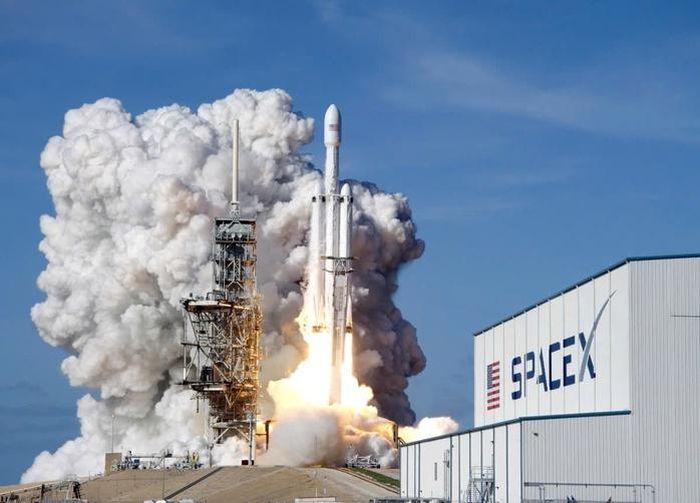 Tên lửa hạng nặng Falcon 9 của SpaceX rời bệ phóng 39A tại Trung tâm Vũ trụ Kennedy ở Cape Canaveral, bang Florida, Mỹ ngày 6-2-2018. Ảnh: AP.