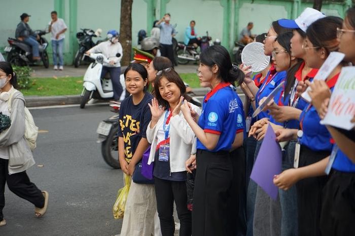 "Tôi dậy từ 4 giờ sáng vì hồi hộp. Trước khi đến điểm thi, tôi nghĩ chắc chỉ có hai mẹ con đồng hành với nhau thôi. Nhưng khi tới nơi, tôi cảm nhận được sự ấm áp từ các bạn tình nguyện viên. Các bạn hỗ trợ cả thí sinh lẫn phụ huynh, giúp mọi người yên tâm và tự tin hơn", chị Mỹ chia sẻ.
