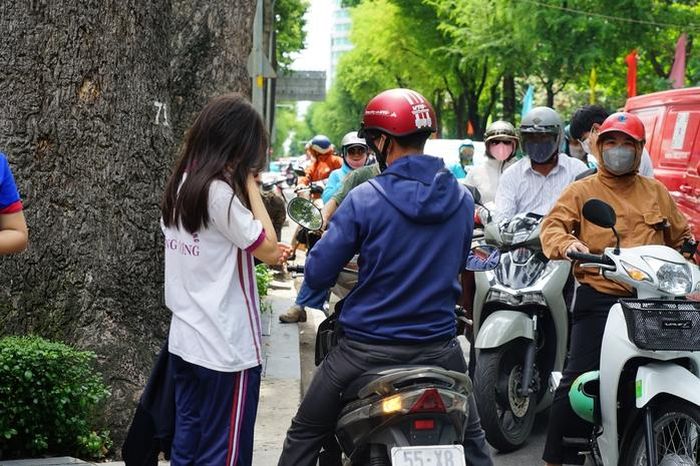 Thay vì tạo áp lực, gia đình luôn cố gắng giúp con giữ sự tự tin và thoải mái.