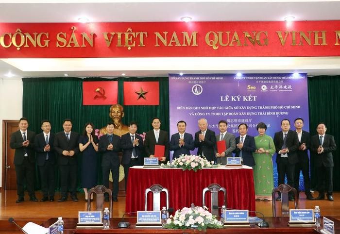 Các đại biểu chụp ảnh lưu niệm trong buổi ký kết hợp tác