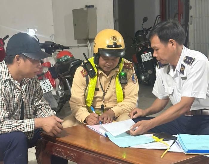 Tổ công tác làm việc với tài xế vi phạm.
