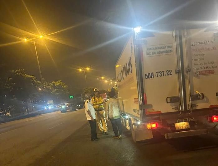 Tổ công tác lập chốt kiểm tra trên Quốc lộ 1A, đoạn Khu du lịch Suối Tiên.