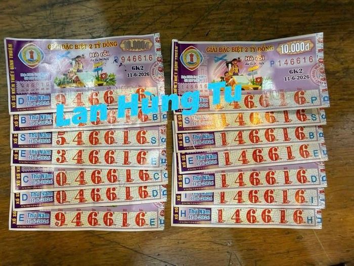 Giải độc đắc và giải an ủi của vé số Bình Thuận được khách hàng đến đổi thưởng "lại rai" ở tỉnh Tây Ninh. Ảnh: ĐLVS Lan Hùng Tú