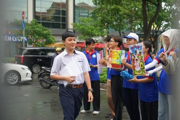 Dù thời tiết nắng gắt hay những cơn mưa bất chợt, các sinh viên tình nguyện vẫn túc trực tại điểm thi để hỗ trợ thí sinh và phụ huynh trong suốt thời gian diễn ra kỳ thi.
