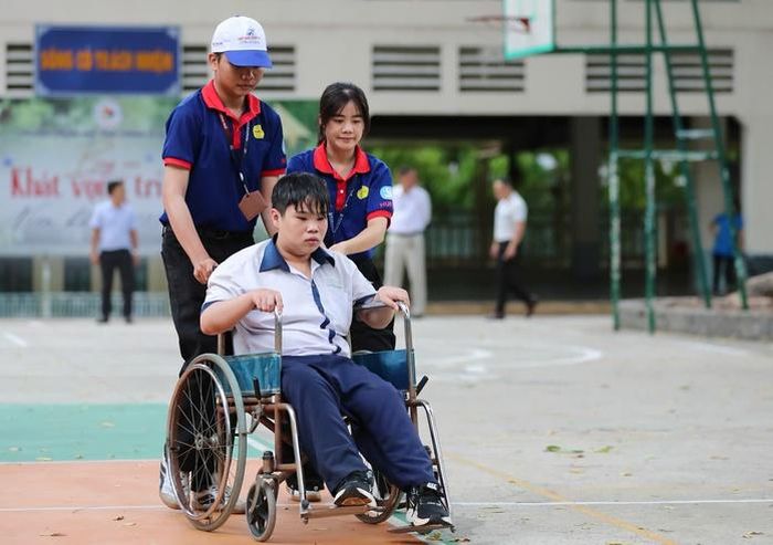 Sinh viên tình nguyện hỗ trợ thí sinh đặc biệt tại điểm thi Trường THPT Lê Quý Đôn (phường Xuân Hòa). Ảnh: HOÀNG TRIỀU