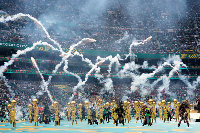  Quang cảnh hoành tráng tại lễ khai mạc trên sân Estadio Azteca. Ảnh: AP