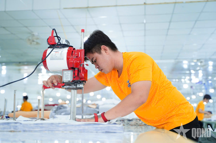 Công nhân làm việc tại Công ty TNHH May mặc Dony.
