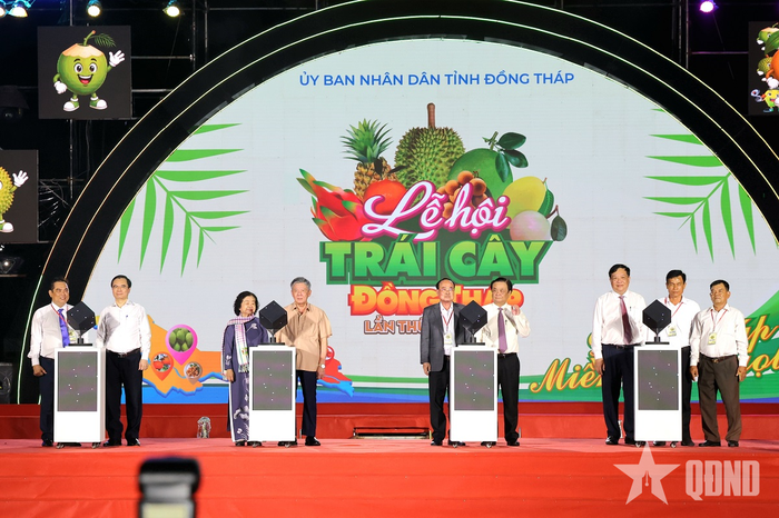 Các đại biểu thực hiện nghi thức khai mạc Lễ hội trái cây Đồng Tháp lần thứ I, năm 2026. 
